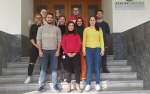 Filipa A. Vicente and her research group standing on steps.